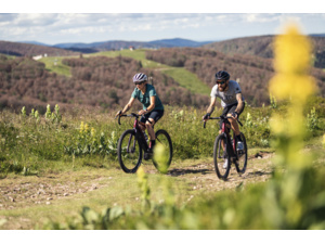 MOUSTACHE Samedi Dimanche 29.6 23 Red