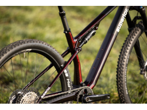SUPERIOR XF 9.5 Team Gloss Red Carbon/Black