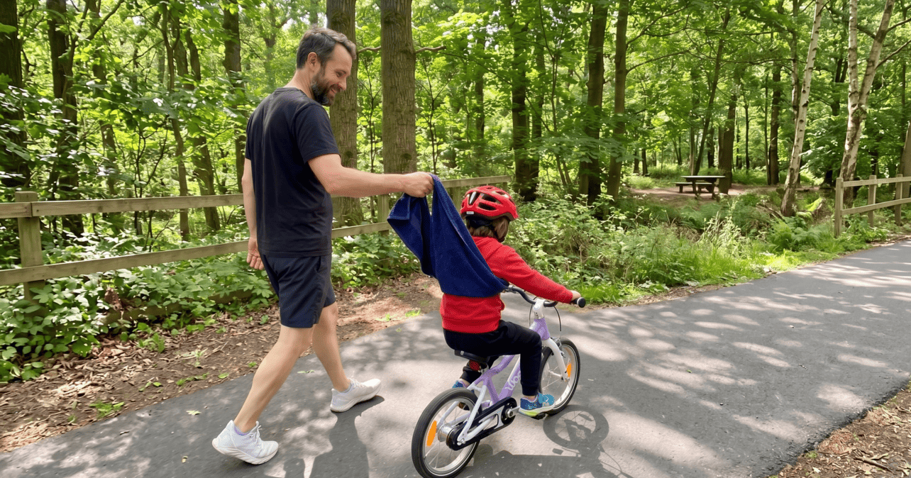 Ako naučiť dieťa jazdiť na bicykli (ilustračné foto generované AI)